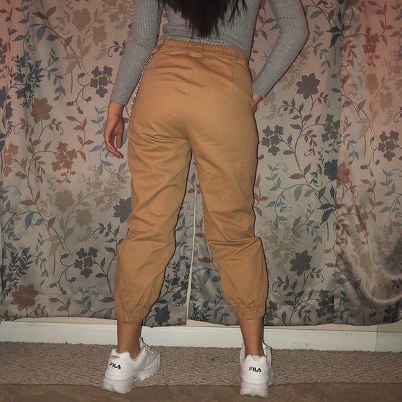 High Waisted Ankle Crop Khaki Cargo Pants w/Chain - Picture 2 of 4